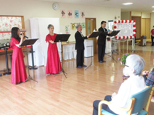 敬老会の混合合唱グループ
