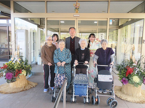 玄関で記念写真