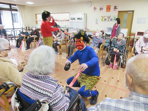 節分行事で赤鬼と青鬼が登場