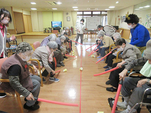 節分行事のゲームで棒サッカー